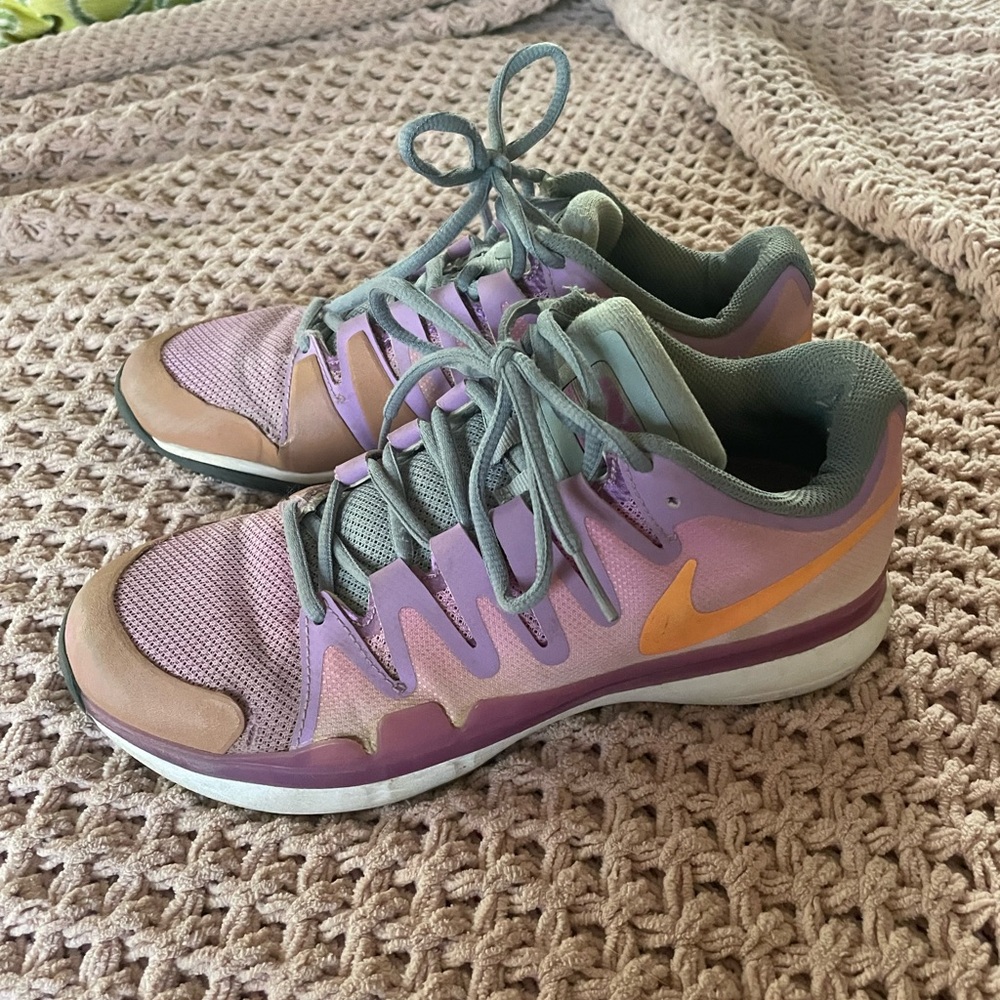 Nike tennis court shoes